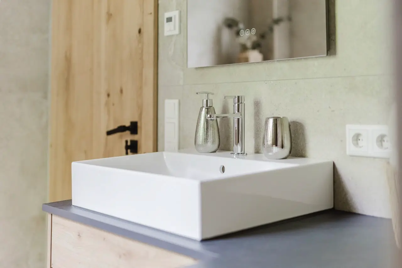 Moderner Aufsatz-Waschtisch mit Holzunterschrank im Badezimmer
