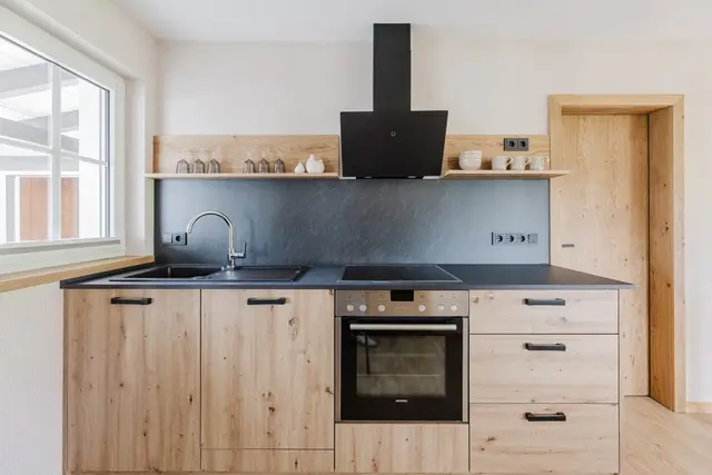 Voll ausgestattete Küche im Ferienhaus mit Backofen, Ceranfeld und Dunstabzug