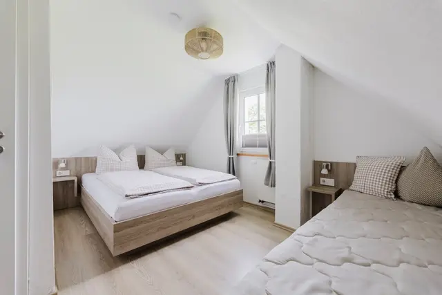 Zweites Schlafzimmer im Ferienhaus mit Doppelbett und Schlafsofa
