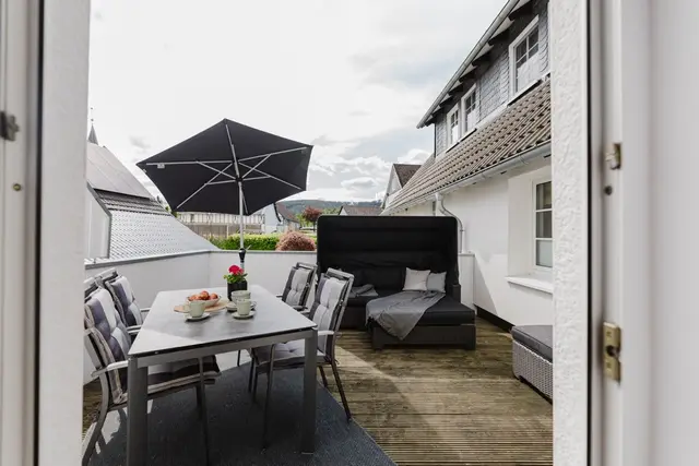 Blick aus der Ferienwohnung auf die eigene Terrasse