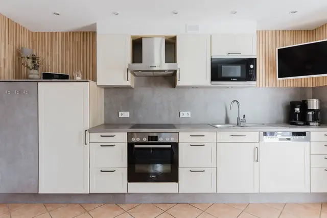 Küchenzeile der Ferienwohnung mit Backofen, Mikrowelle und Spülmaschine