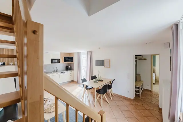 Blick von der Treppe in die Wohnküche der Ferienwohnung