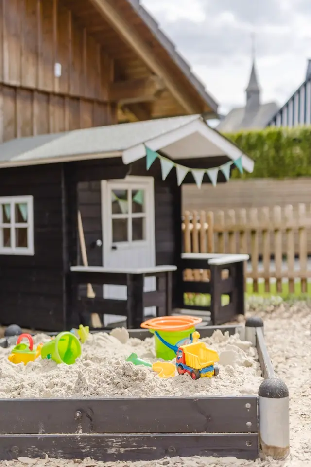Spielhaus mit Sandkasten und Sandspielzeug für Kinder