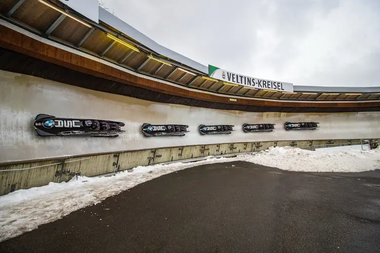 Bobs in einer Steilkurve der Bobbahn Winterberg (Bewegungsstudie)