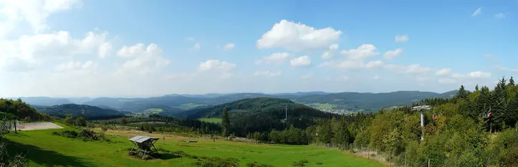 Blick über die bewaldeten Hügel des Sauerlands vom Panorama Park