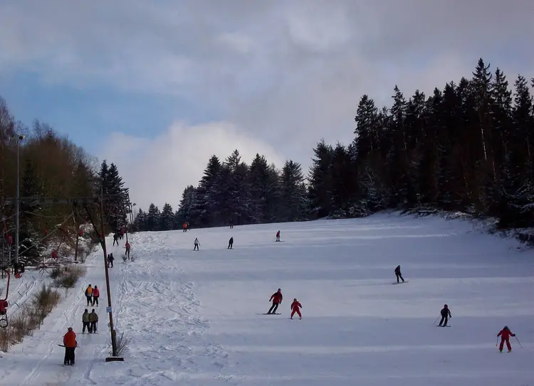 Skifahrer auf der Piste am Schmallenberger Höhenlift