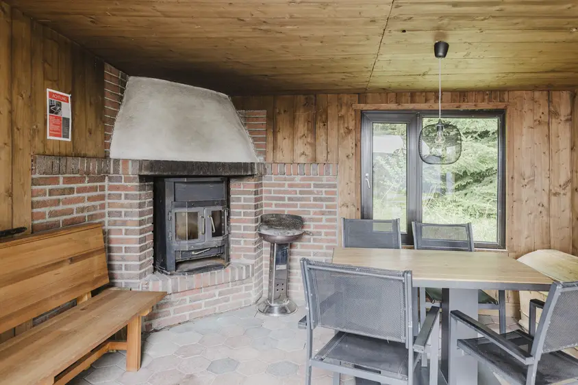 Überdachter Grillplatz mit gemauertem Kamin, Grill, Tisch und Holzbank